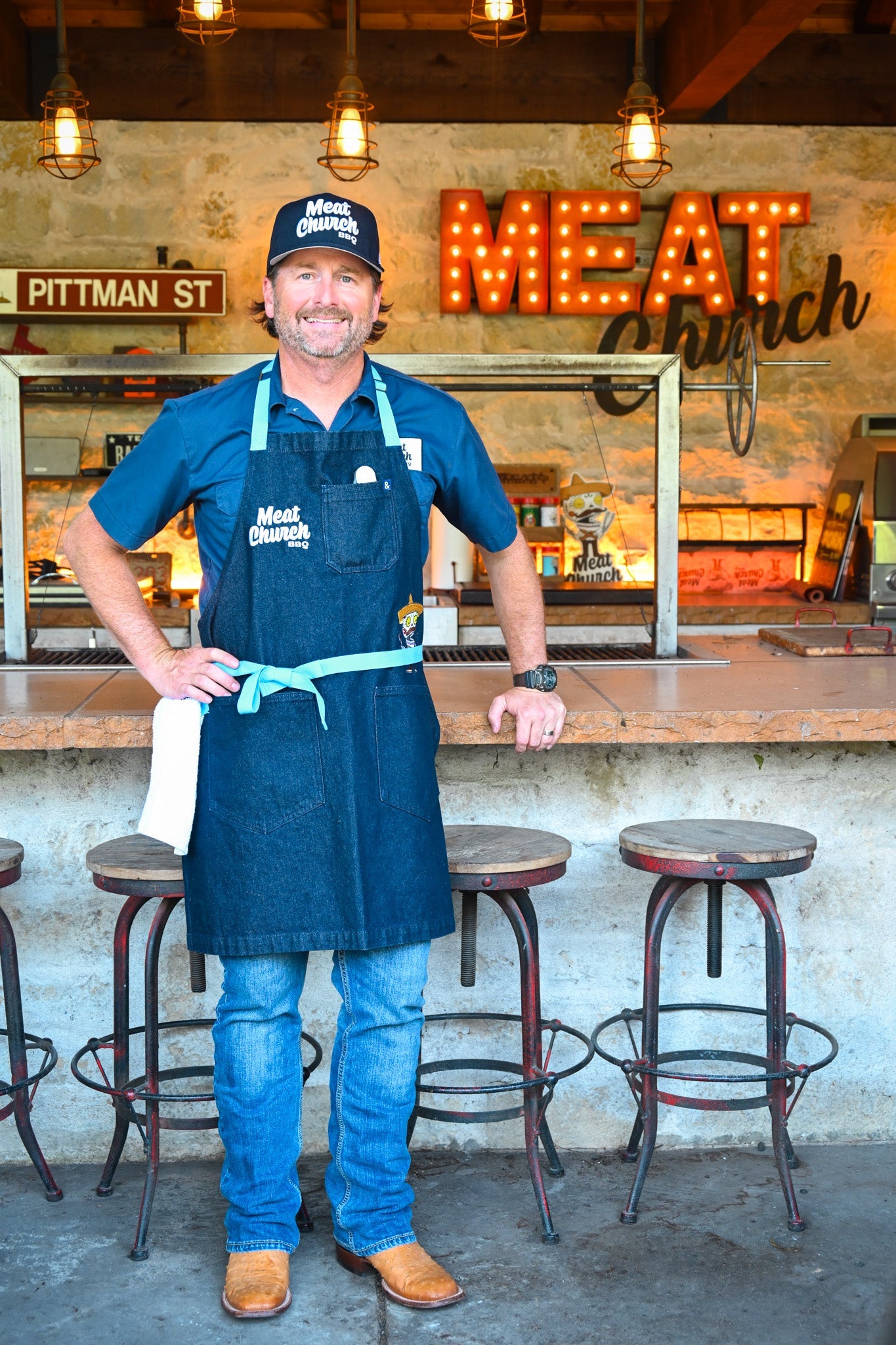 hedley-and-bennett-meat-church-apron-navy-y9 NAVY_H_B_APRON_LIFESTYLE_OUTDOOR_KITCHEN_TIED.jpg